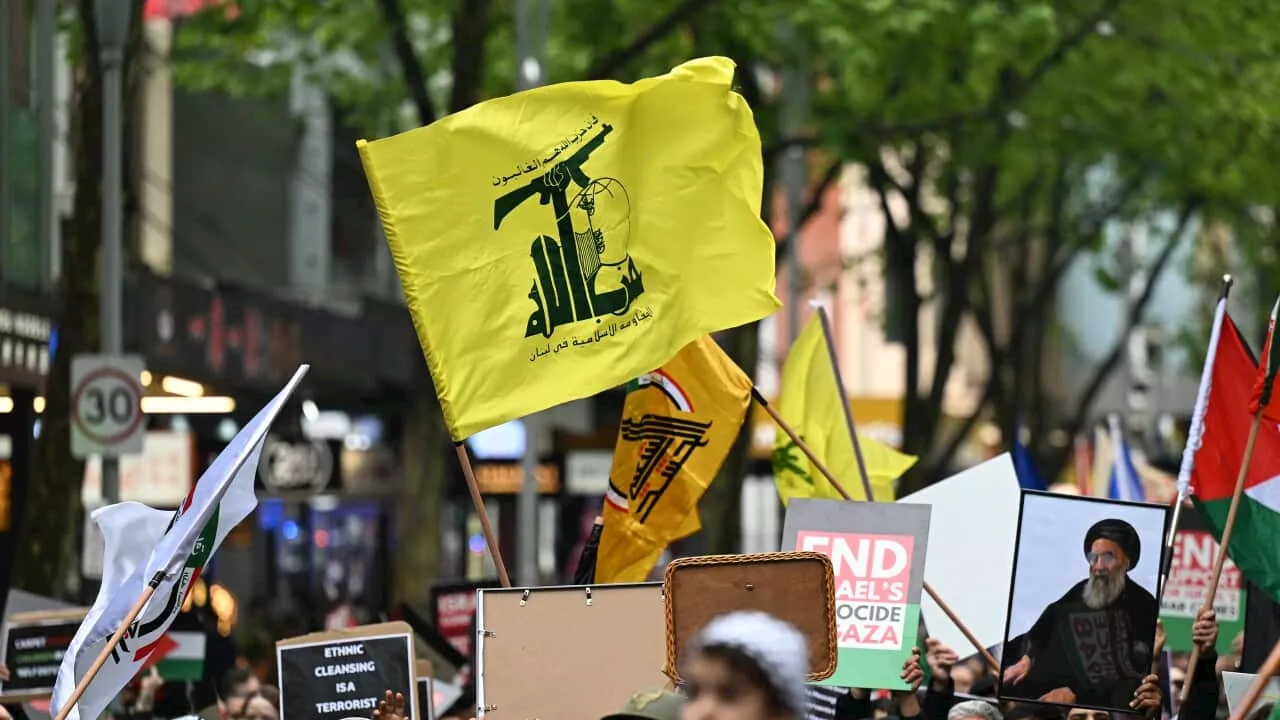 Police 'confident' of charges against protesters as Lebanese Australians criticise flag focus