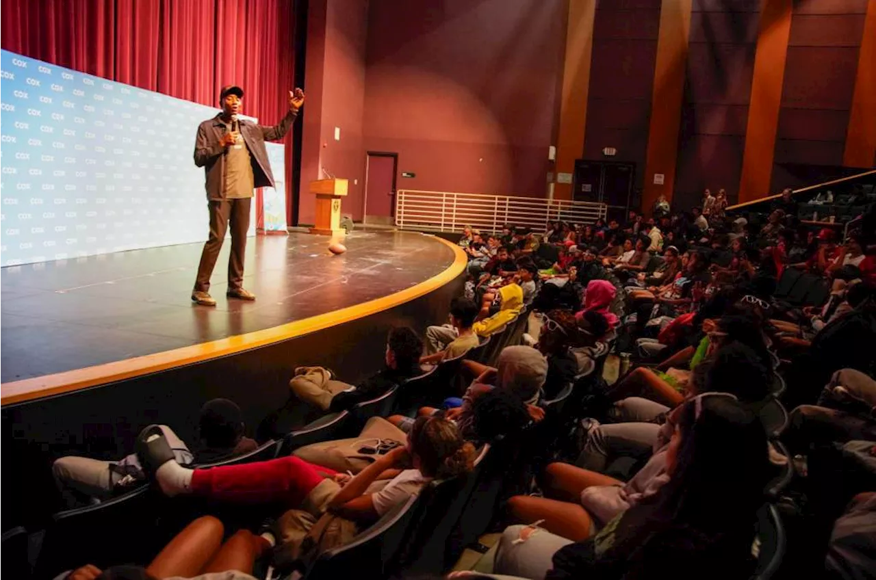 In speech to Lincoln students, Super Bowl champion talks literacy, shares Tom Brady’s advice