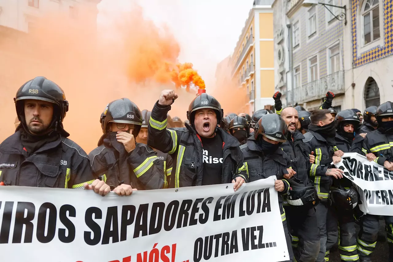 As primeiras imagens do protesto dos bombeiros em frente à Assembleia da República