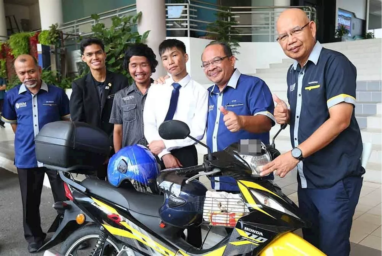 QuickCheck: Did a man travel 600km by motorcycle to lend moral support to his kid brother?