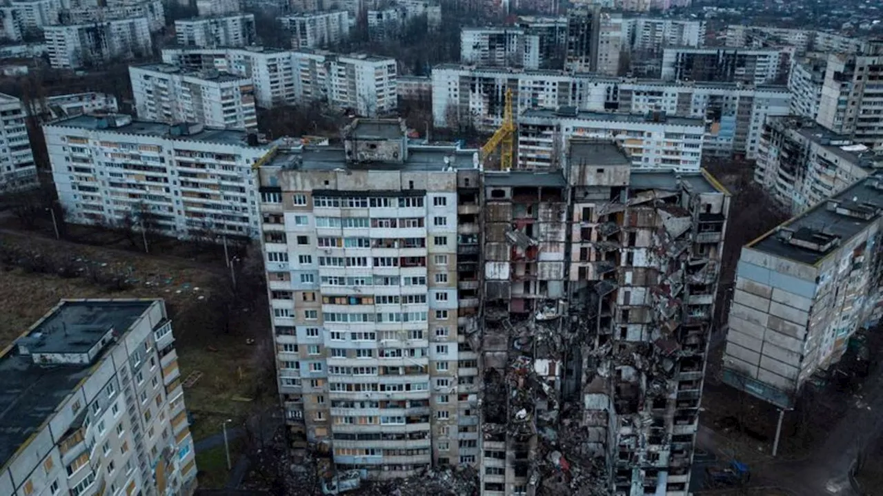 Ukraine-Krieg: Selenskyj: Russische Bombe trifft Viertel im Norden Charkiws