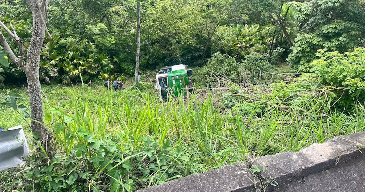 Bus se cayó al abismo en la vía Bucaramanga a San Alberto