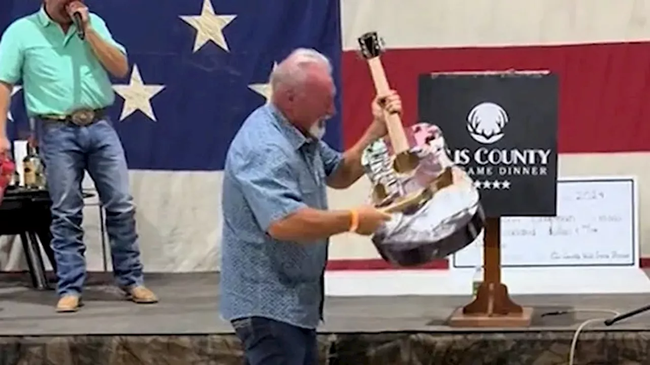 Un Texan s'offre la guitare de Taylor Swift pour l'éclater en public