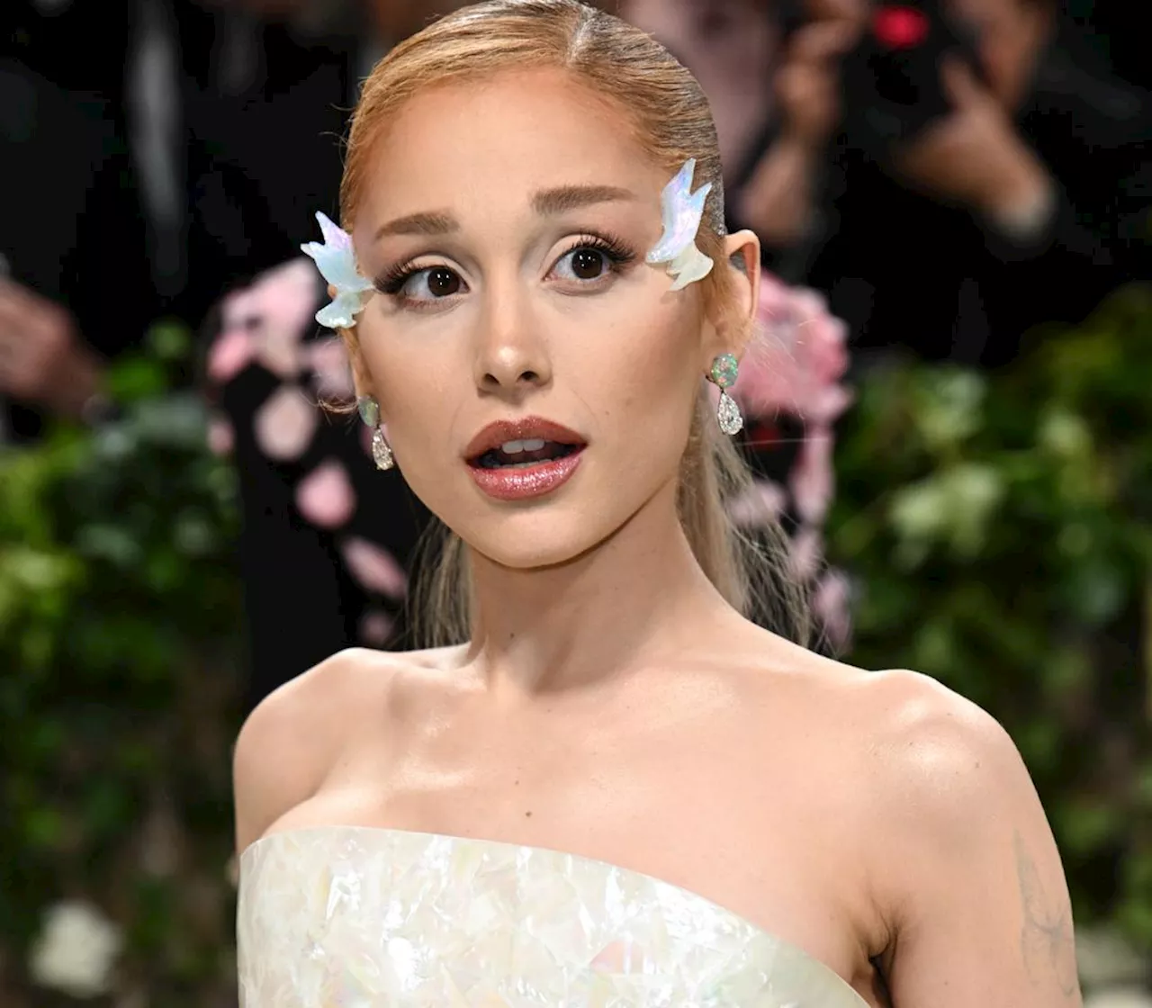 Ariana Grande grillet om plastiske operasjoner