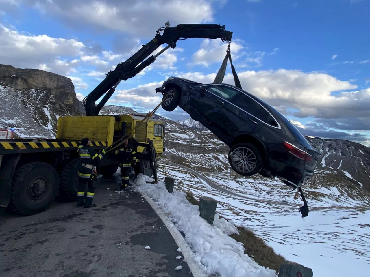 Hochalpenstraße: Pensionisten-Ehepaar stürzt mit Mercedes 40 Meter in die Tiefe