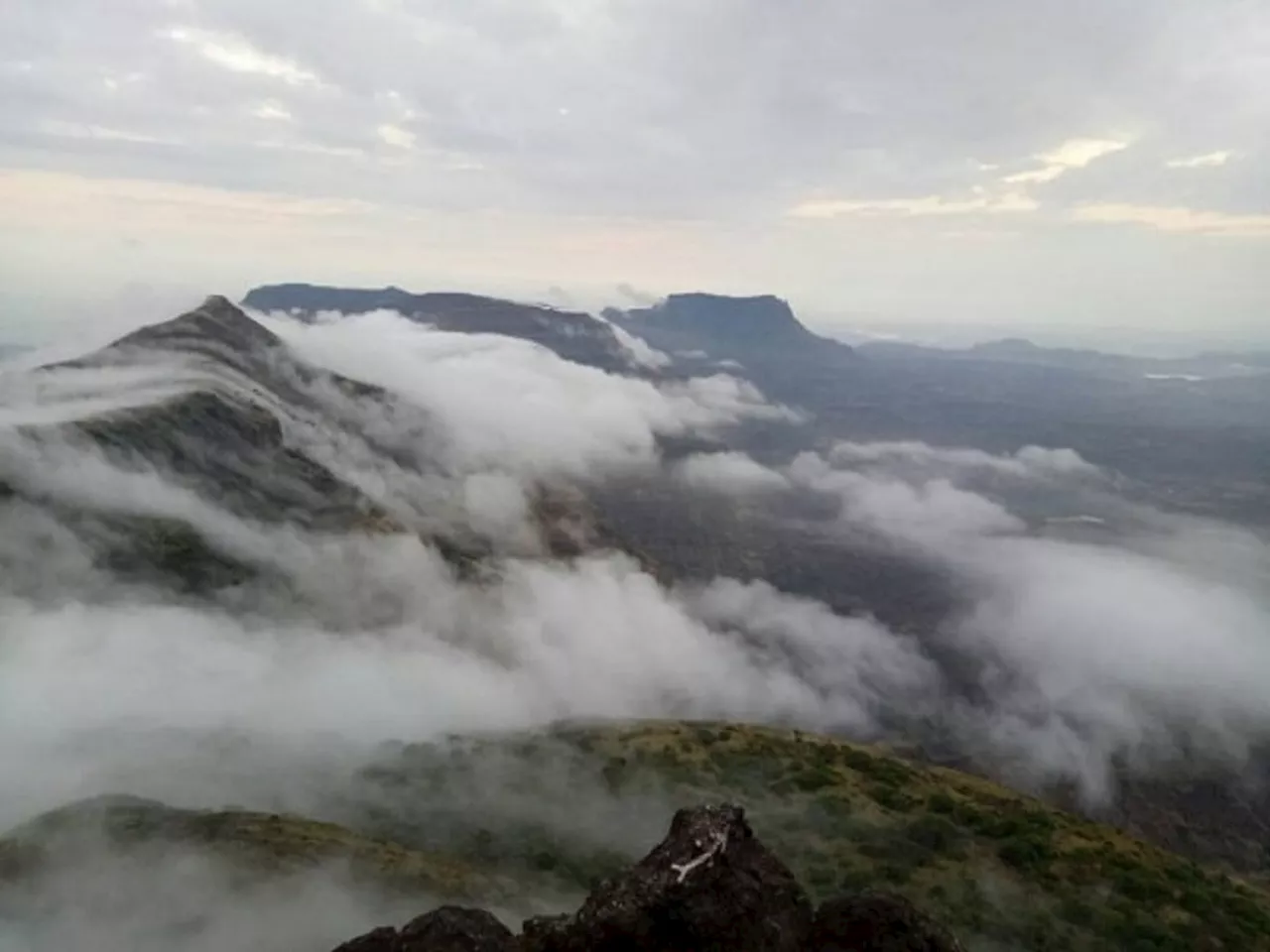 महाराष्ट्रातील सर्वात उंच शिखर; माऊंट एव्हरेस्टसोबत केली जाते बराबरी