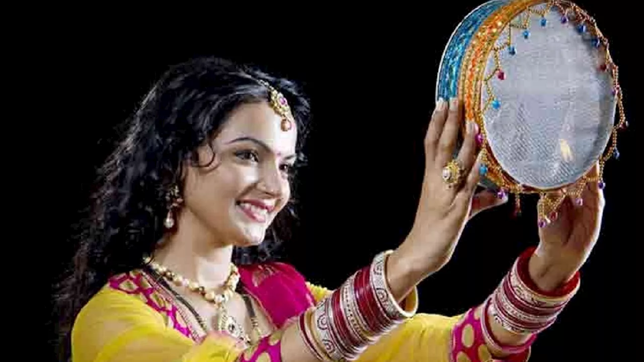 Karwa Chauth 2024: करवा चौथ का चांद देखते वक्त न करें ये गलती, छन्नी से चंद्रमा देखने की वजह भी जानें