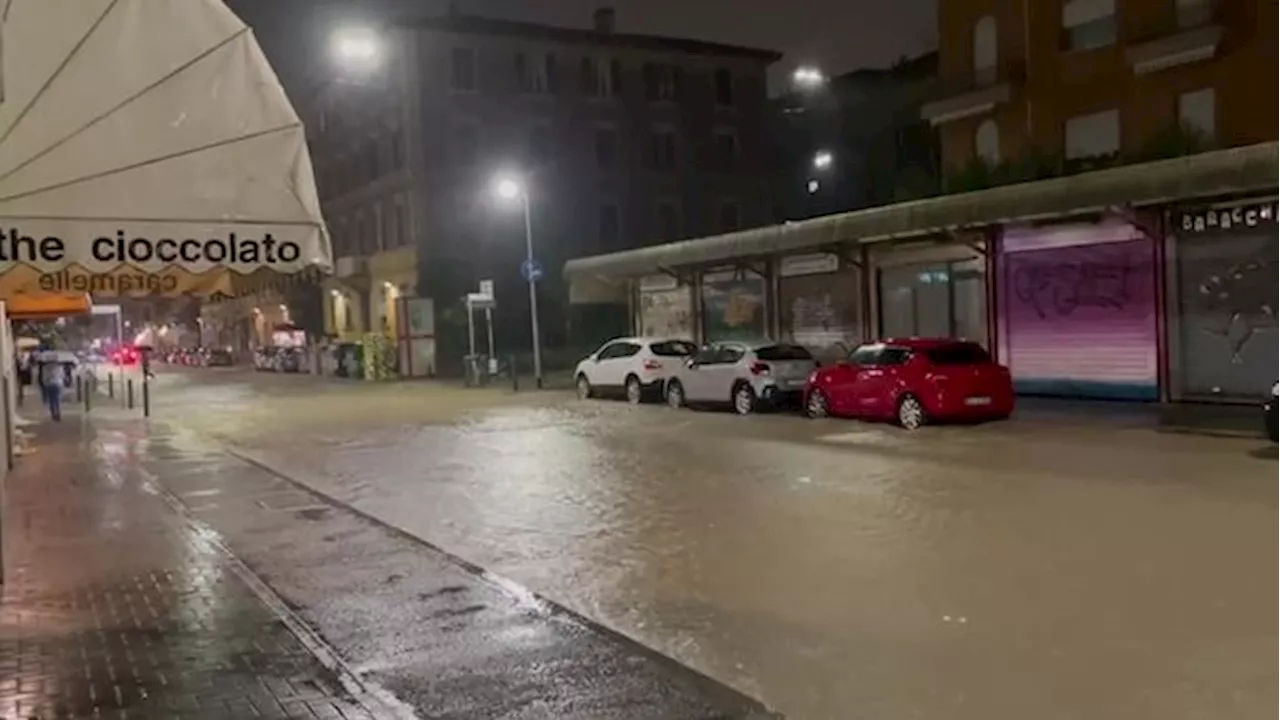 Maltempo, a Bologna esonda il torrente Ravone