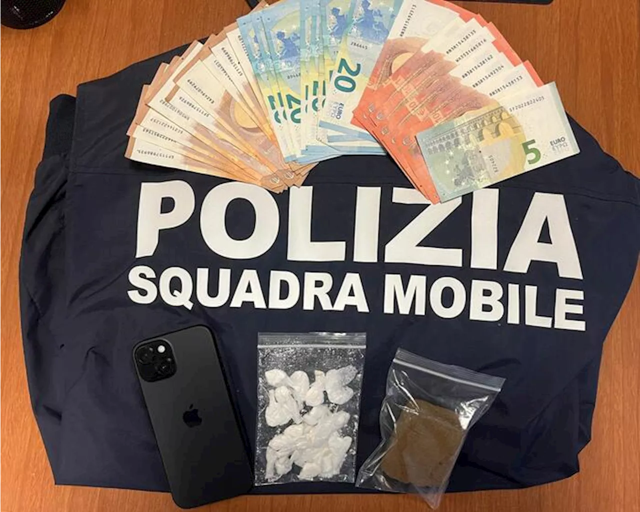 Si cambia d'abito per sfuggire a polizia, arrestato