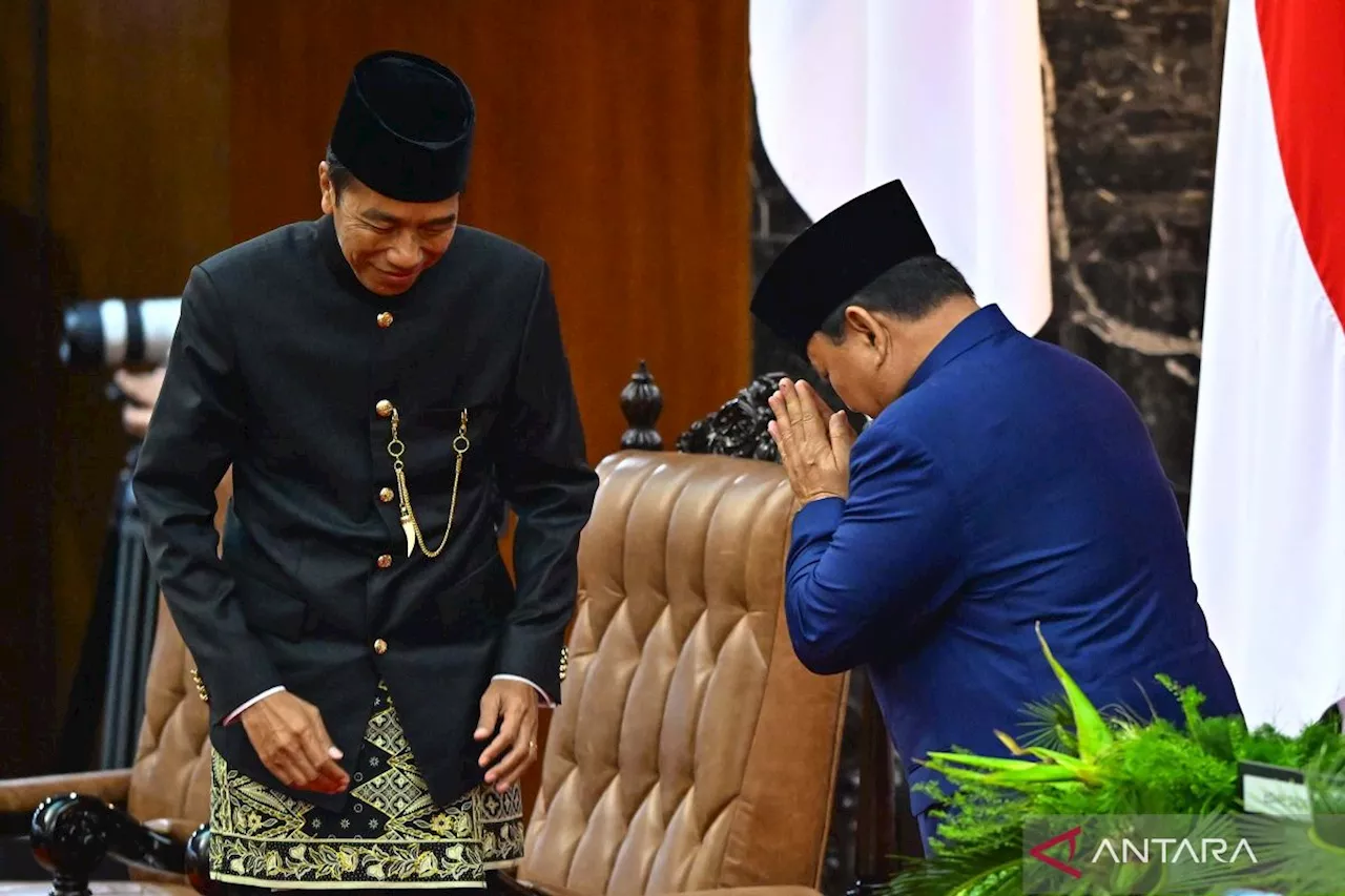 Para menteri ikut melepas Jokowi pulang ke Solo di Bandara Halim