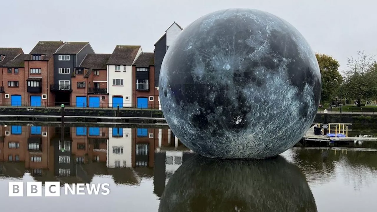 Bridgwater: Fallen Moon spectacle deflates due to bad weather