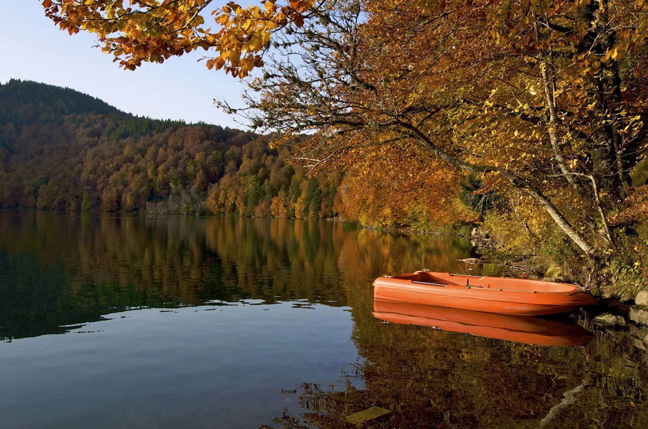 Exit le lac de Côme, ce lac d’Auvergne unique en France est absolument à découvrir