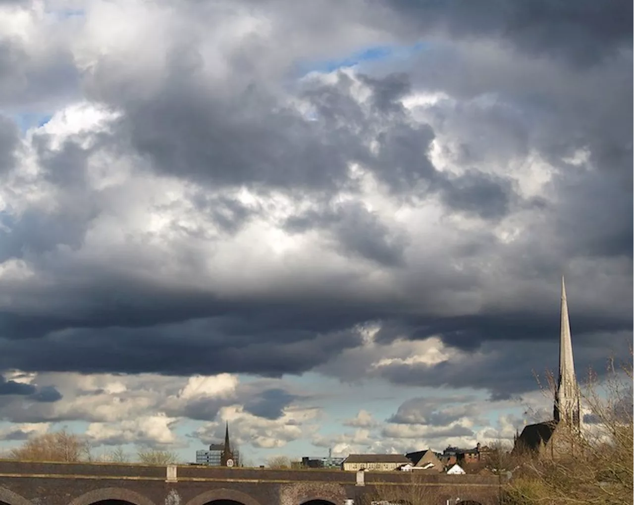 Preston wakes to strong winds from Storm Ashley despite not falling under weather warning area