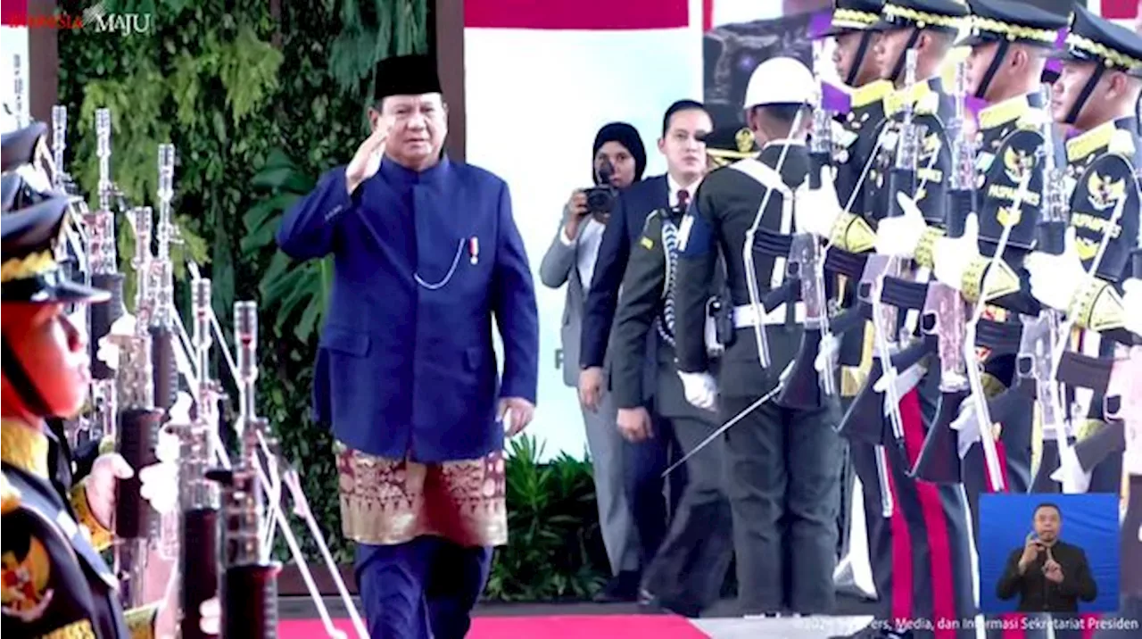 Prabowo Berpeci dan Sarung di Pinggang Jelang Pelantikan