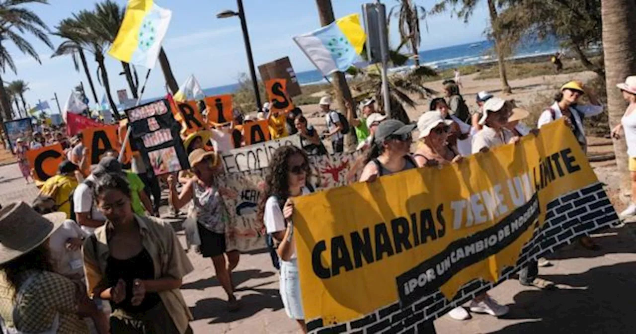 'Canarias tiene un límite': miles de personas toman las calles de las islas para exigir un freno al turismo ma