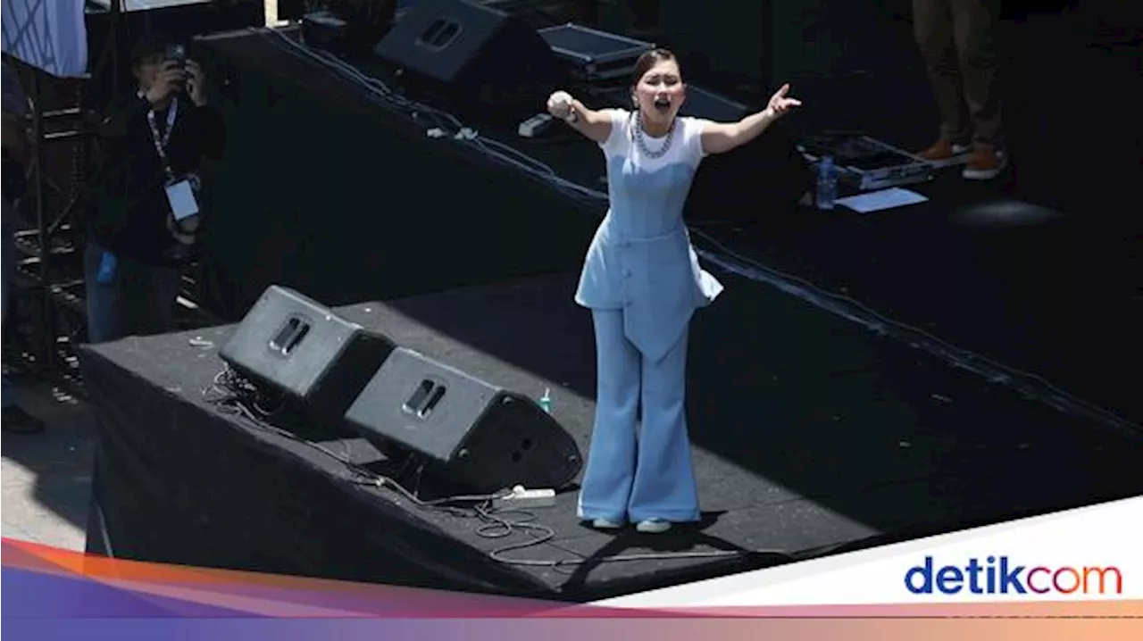 Goyang Ngebor Ayu Ting Ting Hibur Penonton di Panggung Rakyat