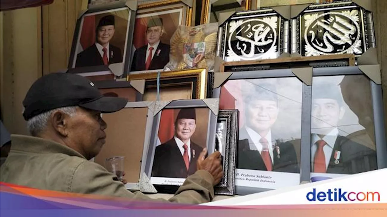 Keluh Kesah Penjual Figura di Bandung di Hari Pelantikan Prabowo-Gibran