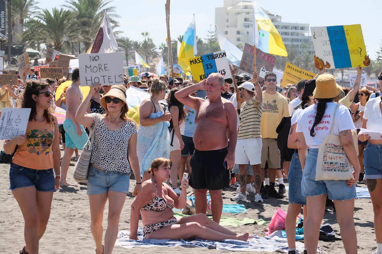 Miles de personas protestan en las zonas turísticas de Canarias porque “no ha cambiado nada”