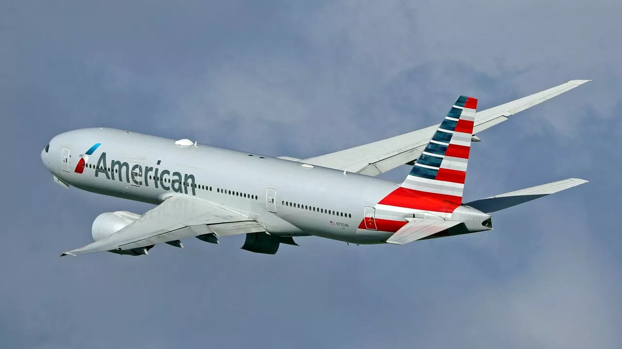 American Airlines Plane narrowly avoids Cessna during landing at Texas airport