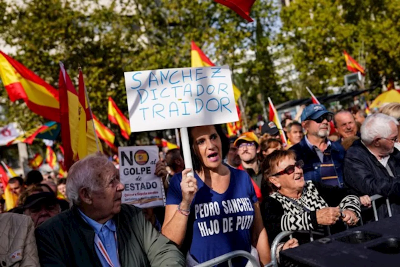 Tienduizenden Spanjaarden trekken straat op tegen regering-Sanchez: “Deze regering is de Spanjaarden aan het r