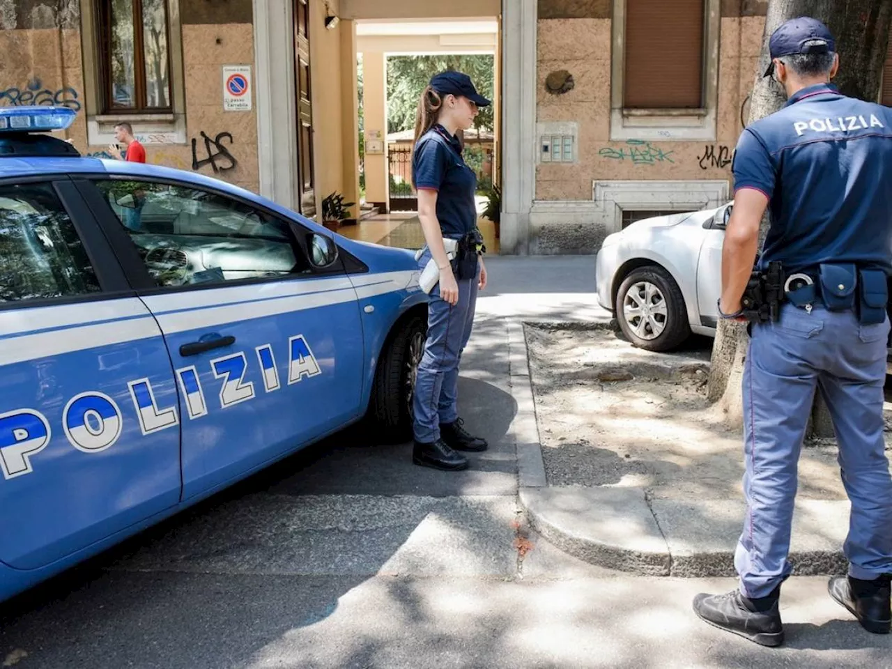 Verona, straniero aggredisce col coltello i poliziotti: agente spara e lo uccide