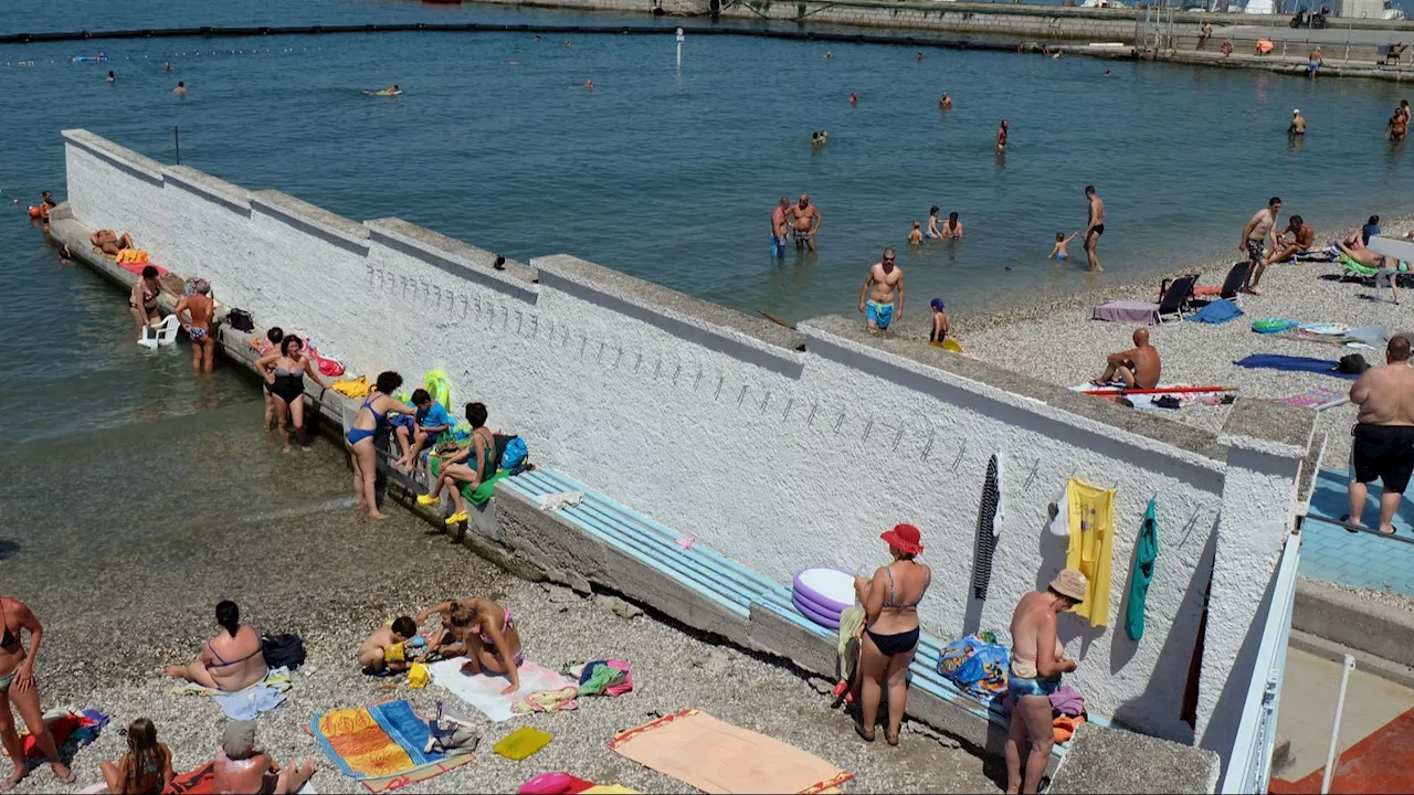 La única playa del mundo dividida por un muro: a un lado las mujeres y al otro, los hombres