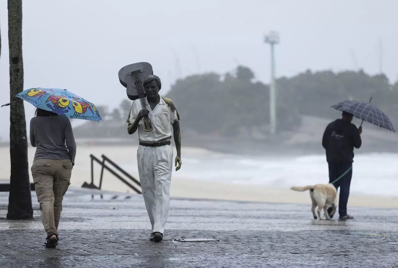 Chuva forte durante a madrugada provoca interdições, e previsão é de domingo chuvoso no Rio