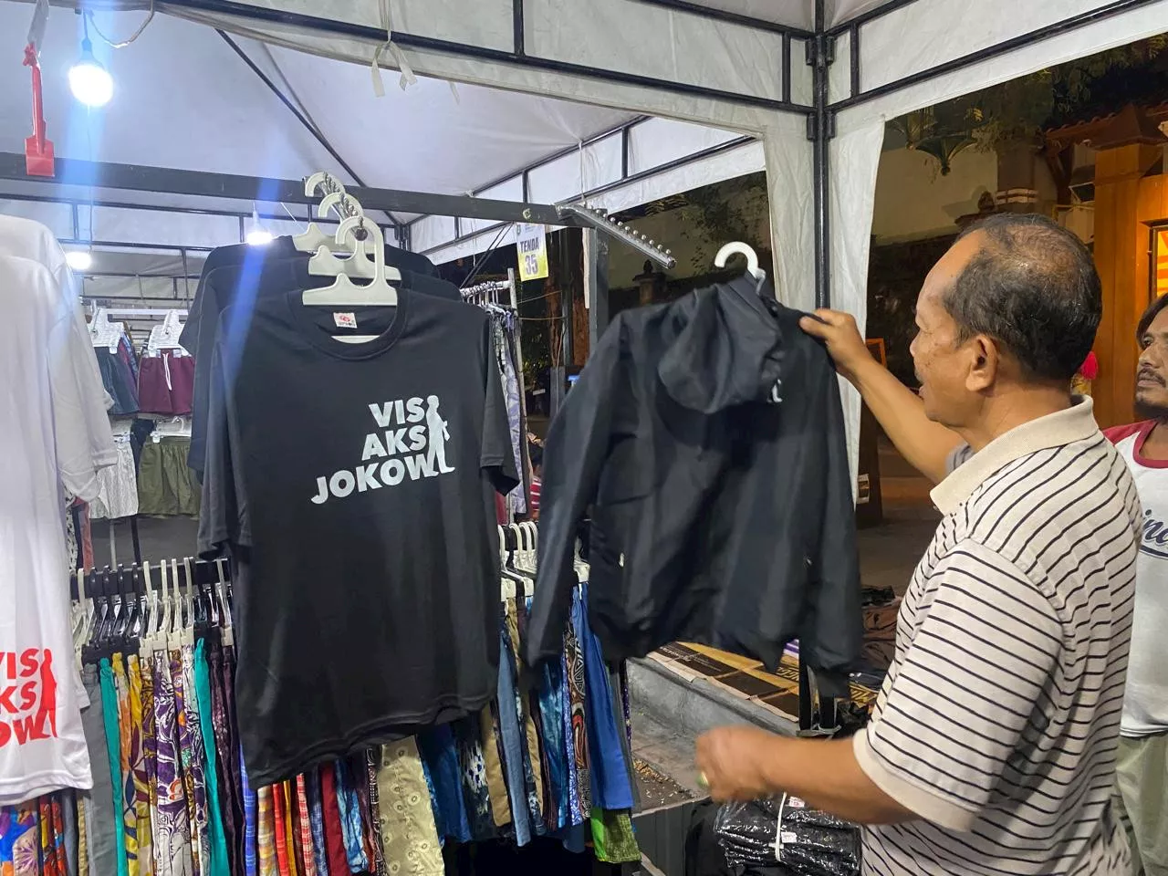 Merchandise 'Visi Aksi Jokowi' Ramaikan Pasar Malam Ngarsopuro