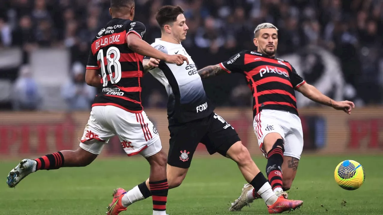 Flamengo segura Corinthians com um a menos e avança à final da Copa do Brasil