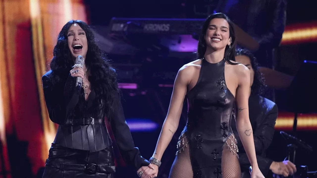 Así cantaron Dua Lipa y Cher 'Believe' en su ingreso al Salón de la Fama del Rock & Roll | VIDEO