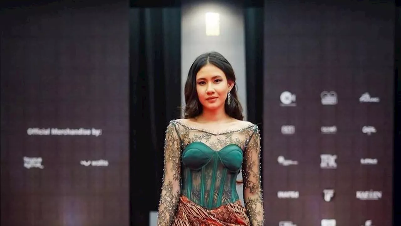 Gabungan Unsur Tradisional dengan Sentuhan Modern, 4 Ide Kebaya dan Rok Belahan Tinggi