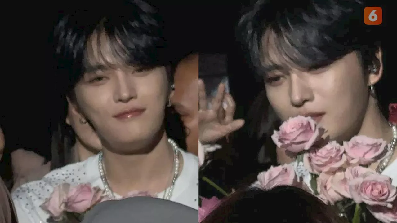 Kim Jae Joong Turun Panggung Bagikan Mawar untuk Fans Saat Konser di Jakarta