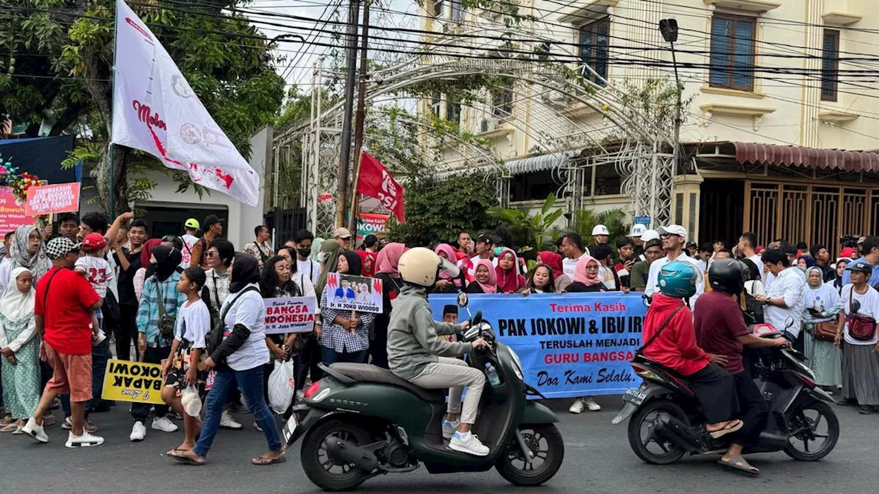 Warga Tumpah Ruah Tunggu Kepulangan Jokowi di Kediamannya di Solo