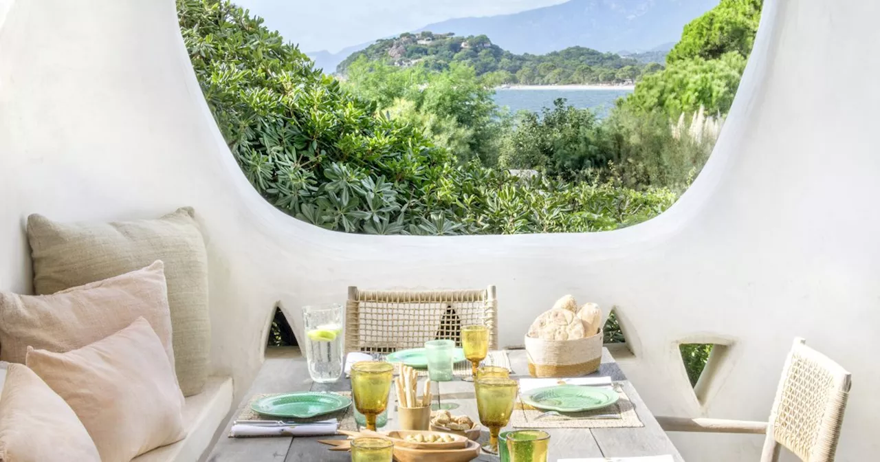 En Corse, une maison de vacances au style néo-rustique ouverte sur la Méditerranée