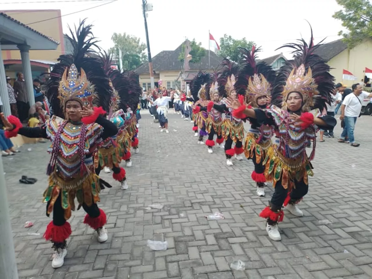 Ribuan Warga Desa Pluneng Meriahkan Kirab Budaya Syukuran Banyu