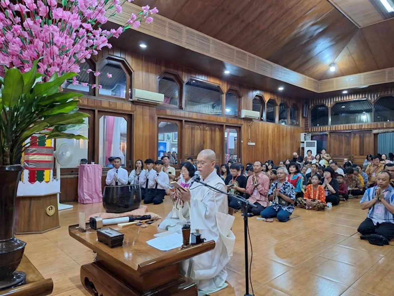 Umat Buddha 11 Daerah Rayakan Oesyiki di Purwokerto