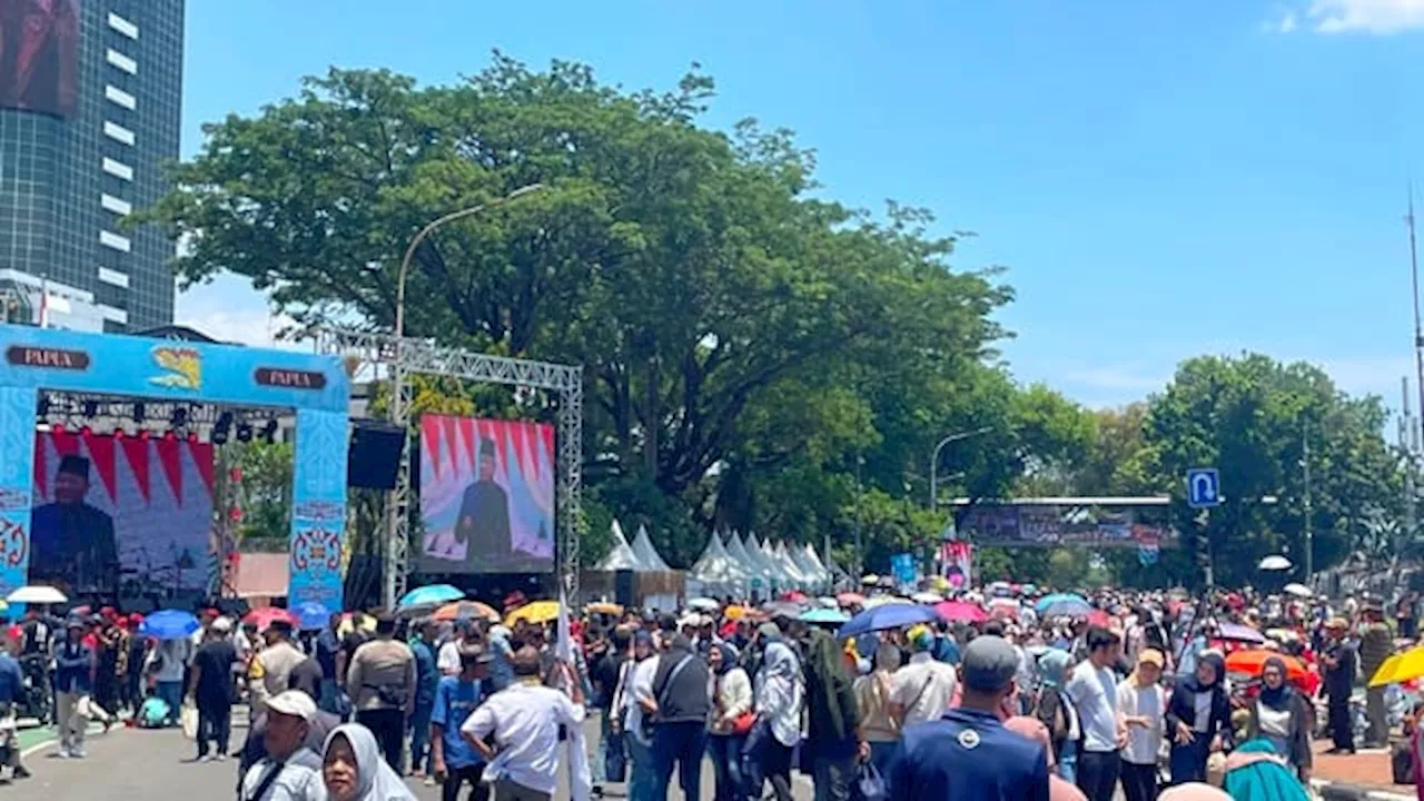 Warga Padati Patung Kuda Saksikan Pesta Rakyat Pelantikan Presiden