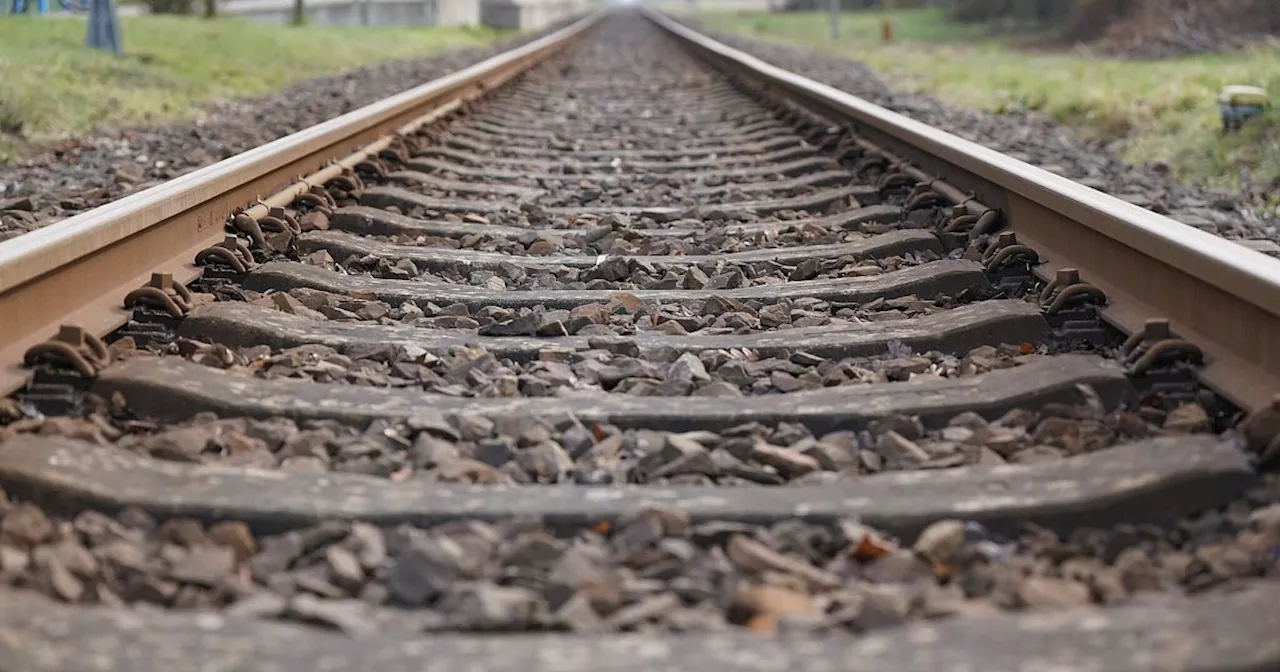 Bahnstrecke zwischen Paderborn und Hameln durch Schäden gesperrt