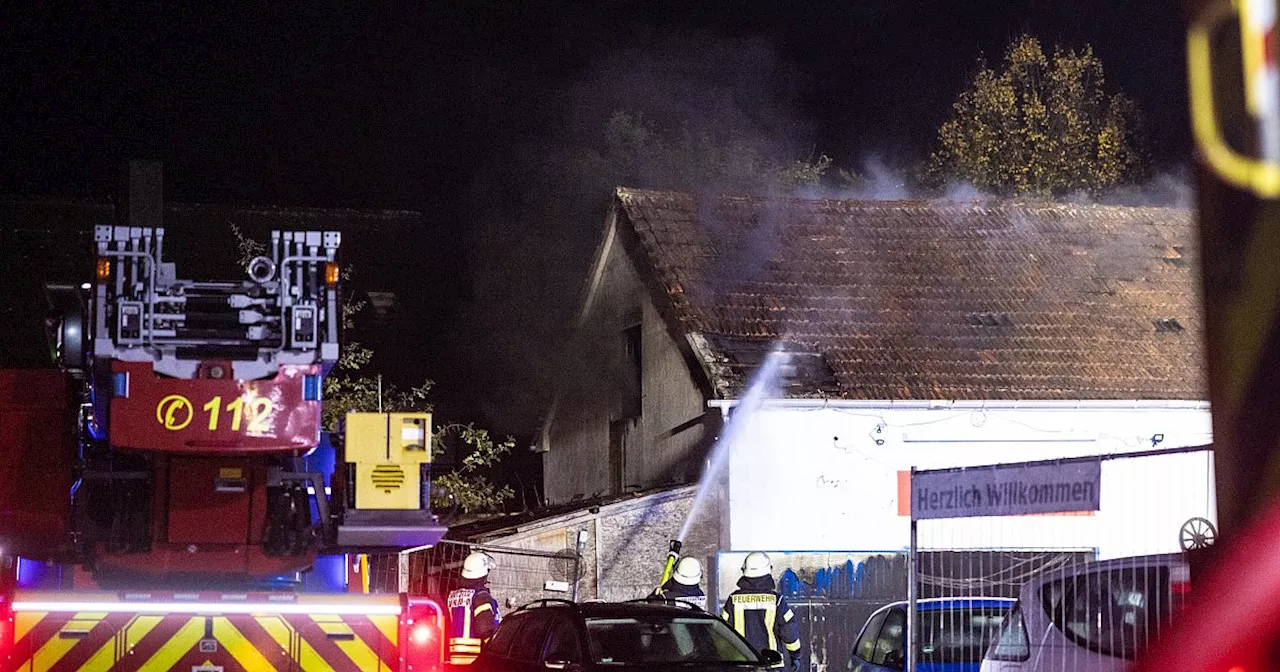 Nächtliches Feuer in einer Autowerkstatt im Bielefelder Süden