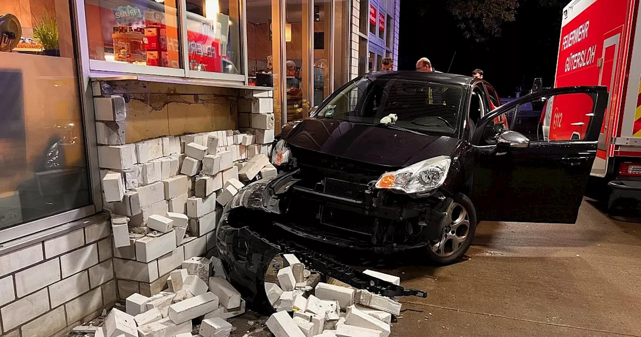 Unfall an Gütersloher Tankstelle: Autofahrer fährt plötzlich gegen Hauswand