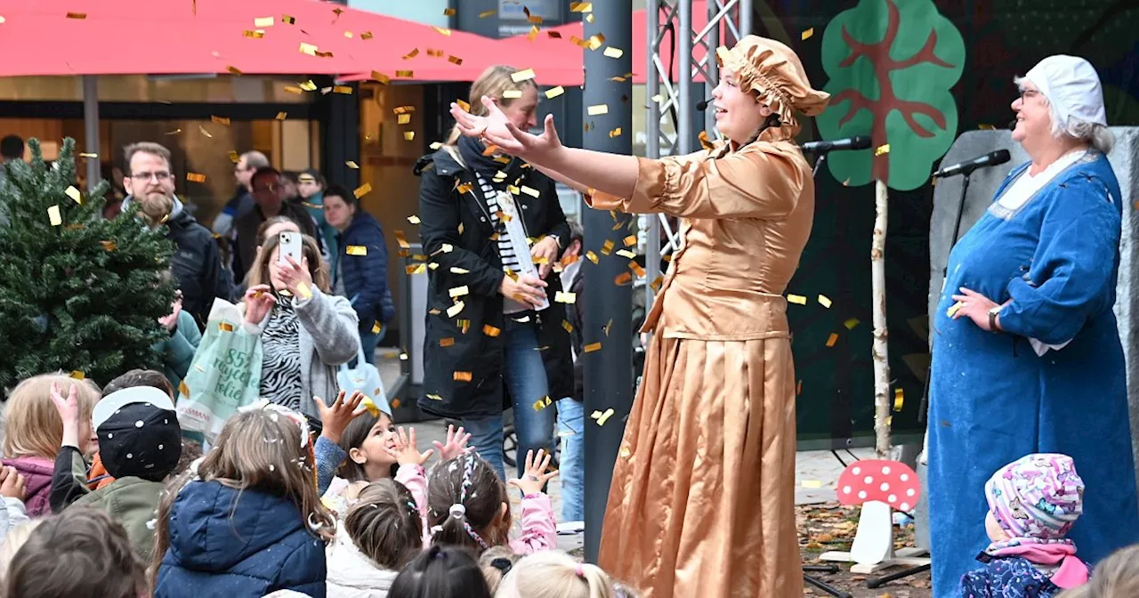 Viele Besucher beim Märchensonntag mit Schauspiel und Gesang in Höxter