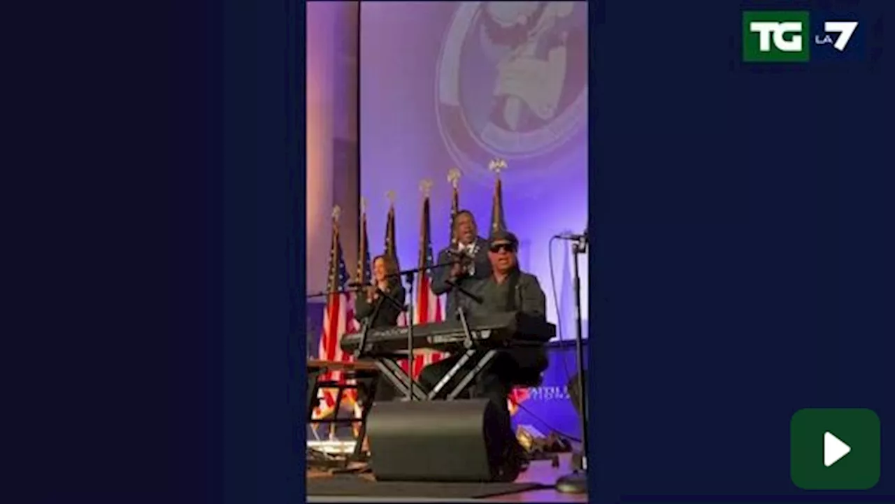 Kamala Harris festeggia 60 anni e Stevie Wonder le canta 'Happy Birthday'