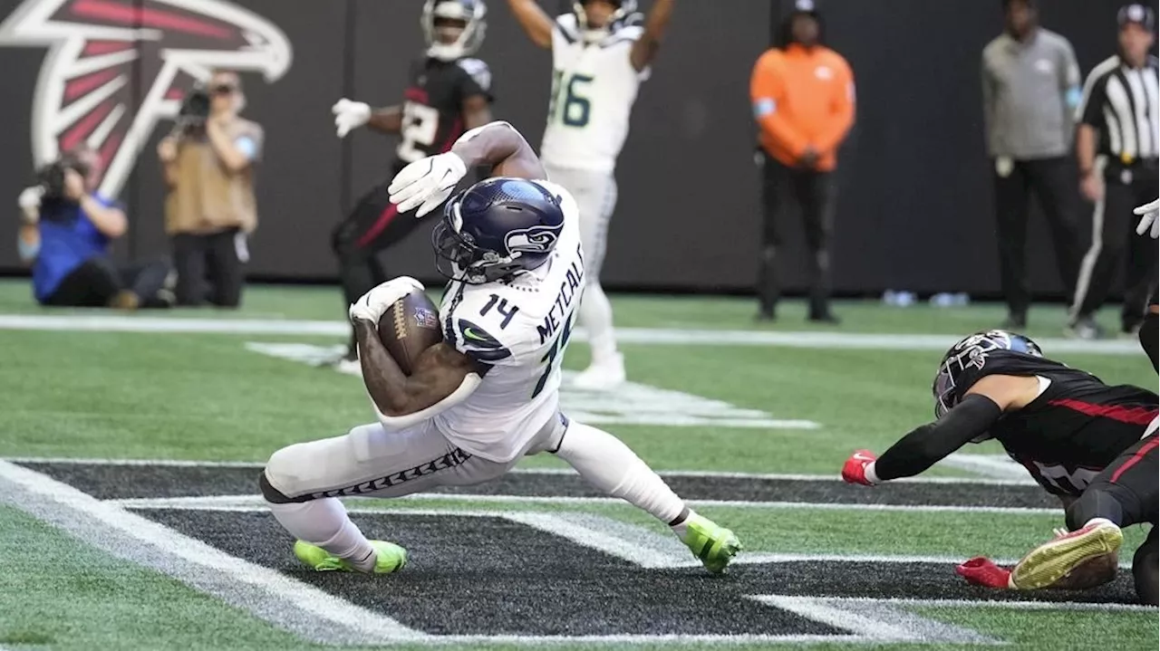 Seahawks WR Metcalf carted off field with knee injury