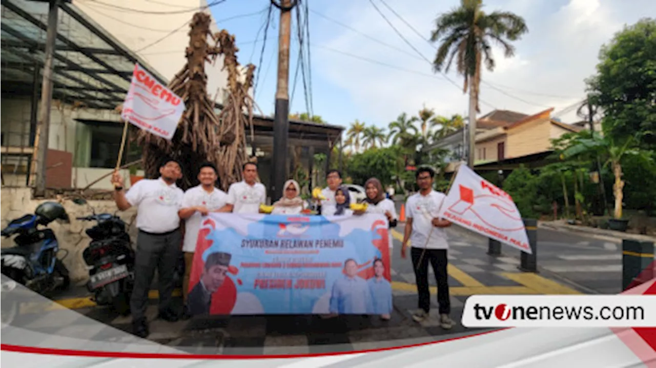 Simbol Program Makan Bergizi Gratis, Relawan Bagikan Pisang saat Masyarakat Menyaksikan Iring-iringan Prabowo