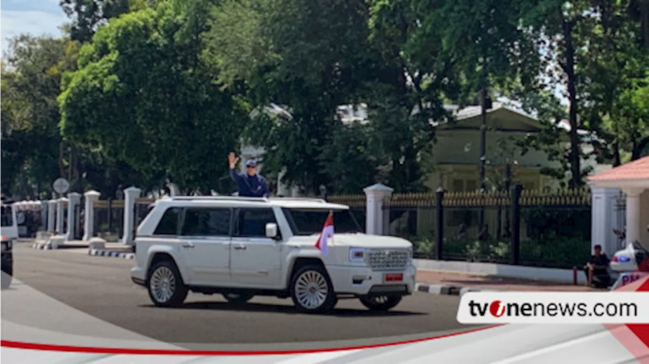 Tiba di Istana Merdeka, Prabowo Sapa Masyarakat Naik Mobil Pelat ‘Indonesia 1’