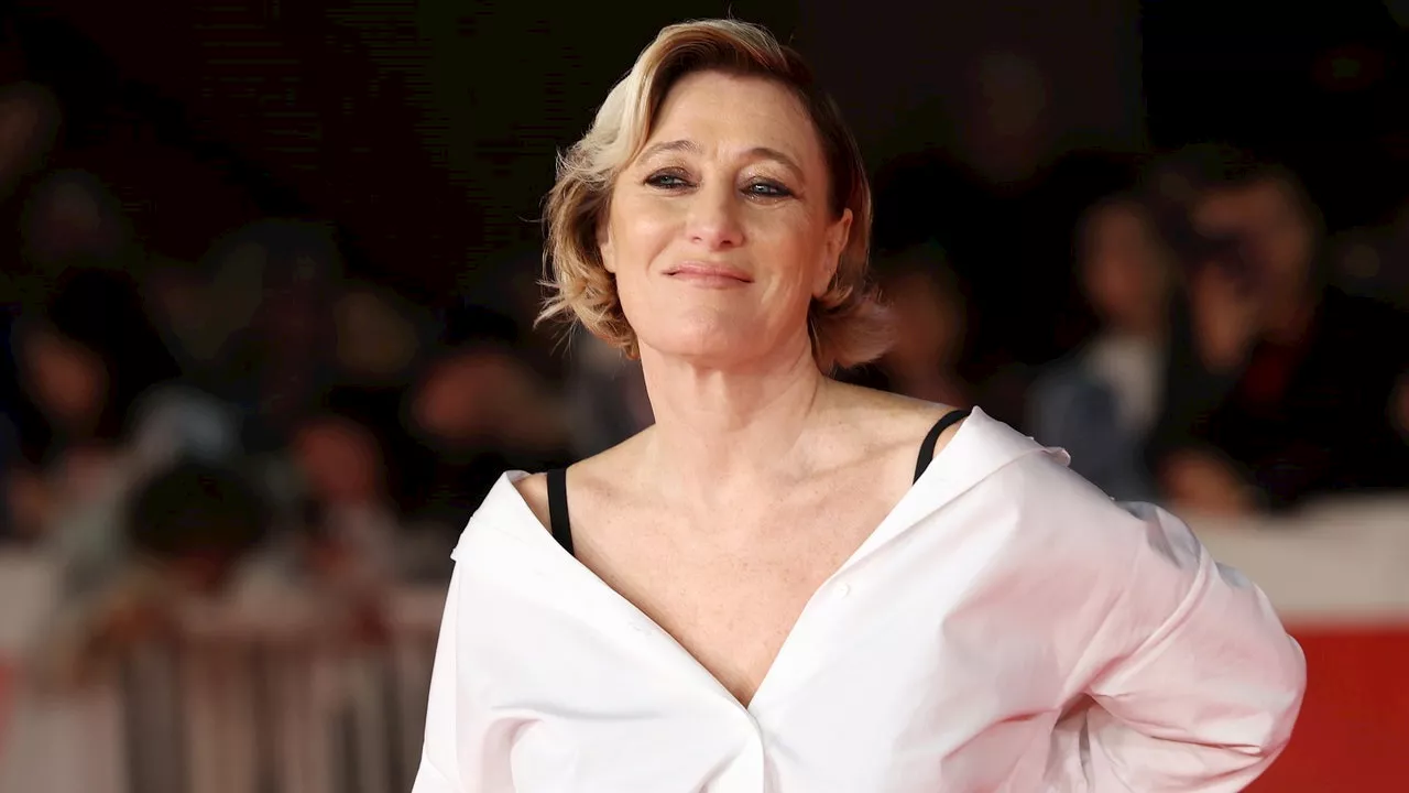 Valeria Bruni Tedeschi alla Festa del Cinema di Roma 2024 con un look che cita Carolyn Bessette