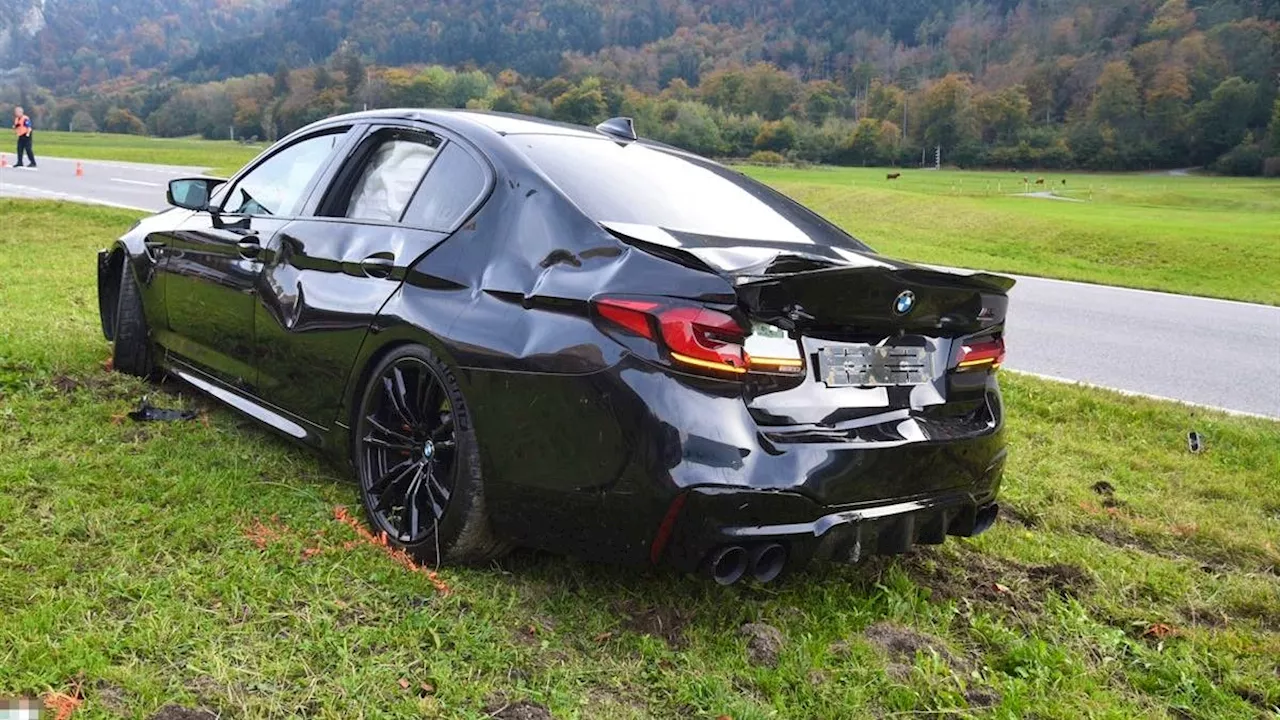Unfall Fläsch: Auto prallt in Rinderherde