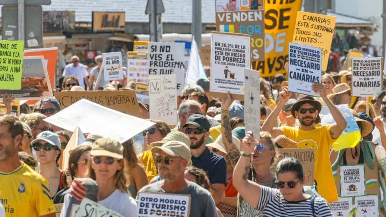 Miles de personas protestan en Canarias contra el modelo turístico