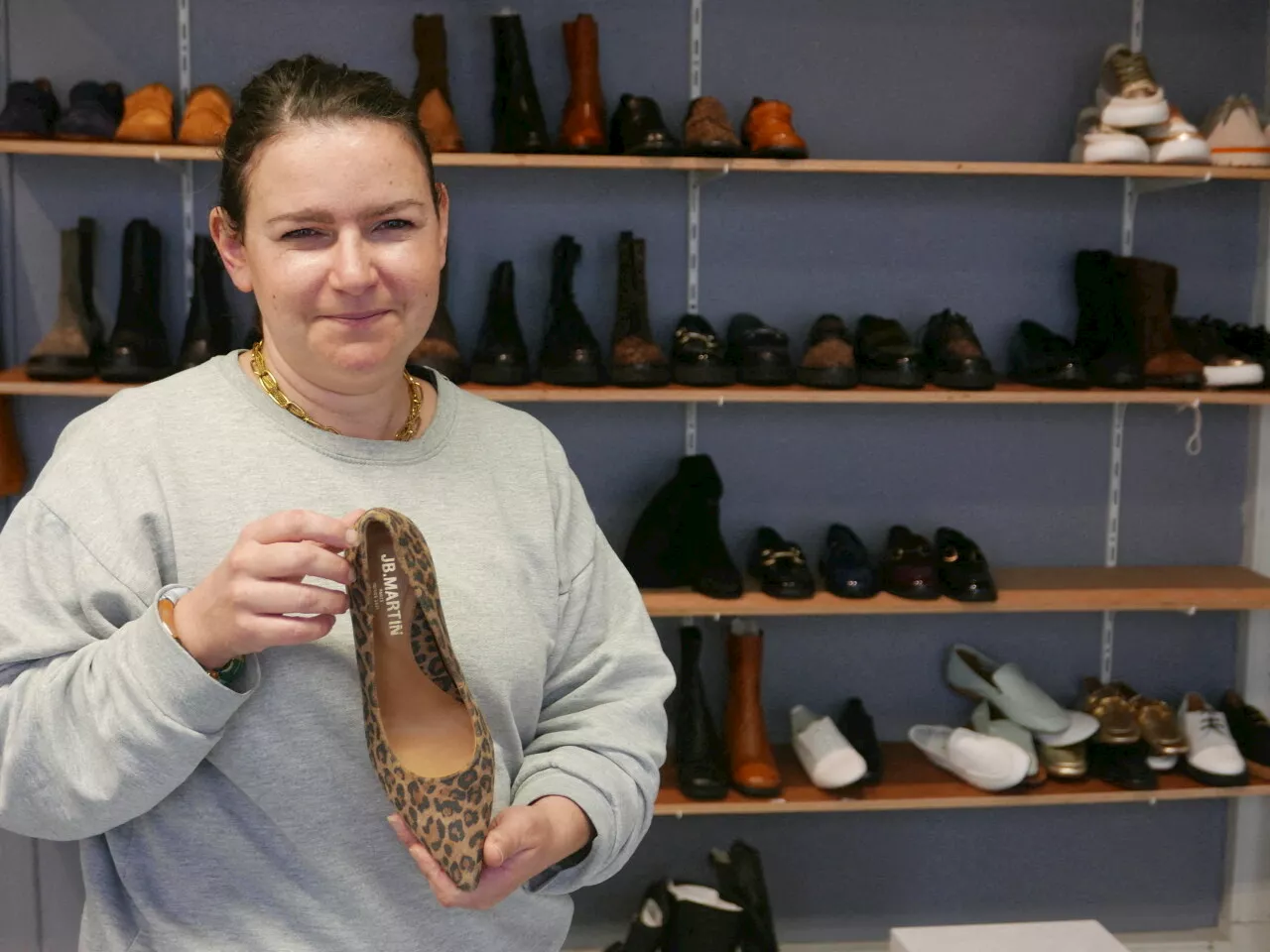 À Fougères, Eve la styliste entretient la légende des chaussures JB Martin