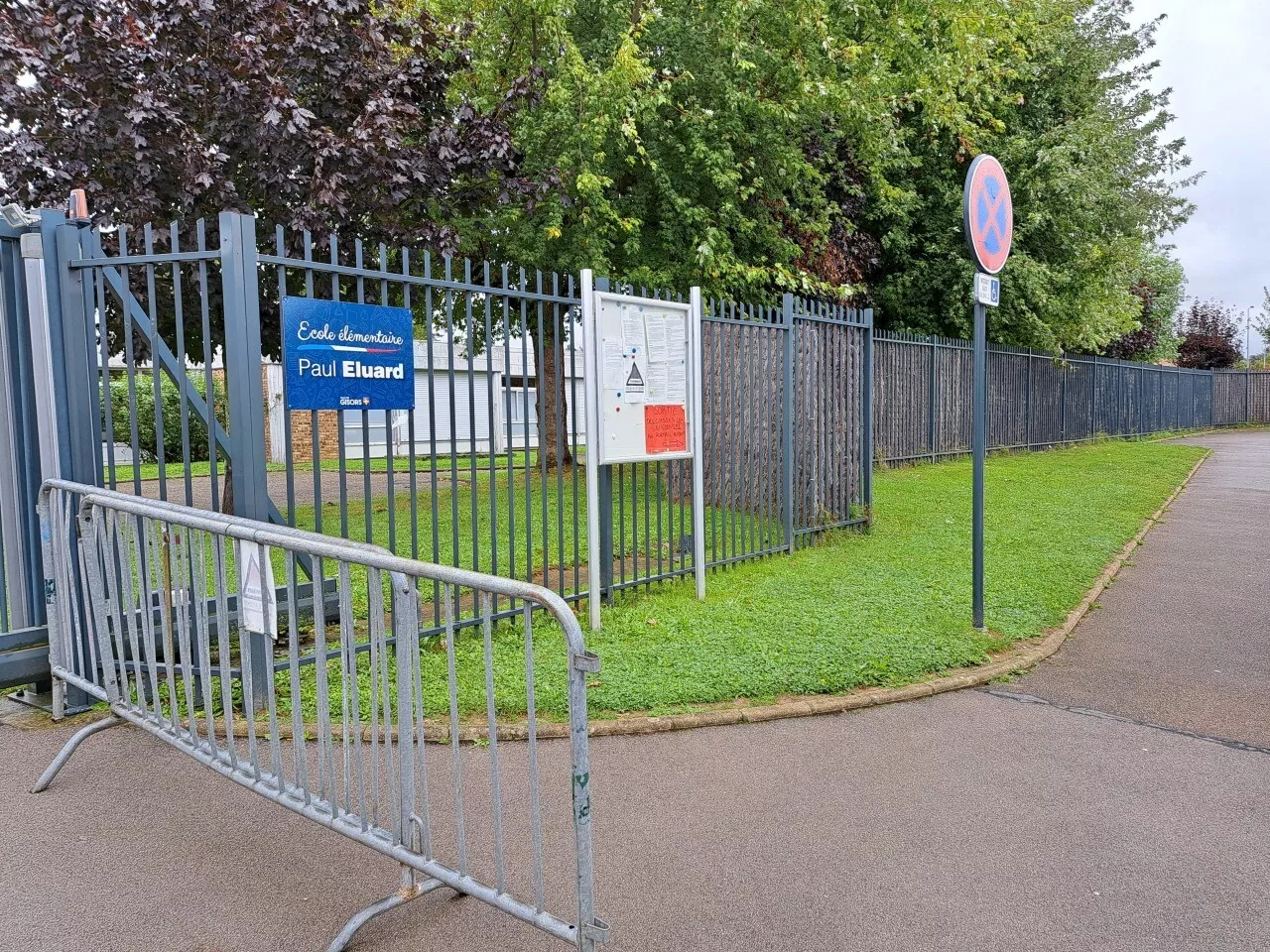 Cette mère chute au travers d'une plaque dégout dans une école de l'Eure